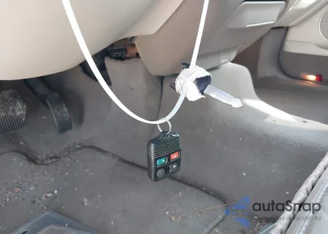 2003 Lincoln Town Car Cartier z USA, uszkodzony, nr VIN 1LNHM83W73Y608380